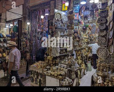 Eindrücke typischer marokkanischer Souks in der Medina von Marrakesch Stockfoto