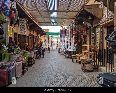 Eindrücke typischer marokkanischer Souks in der Medina von Marrakesch Stockfoto