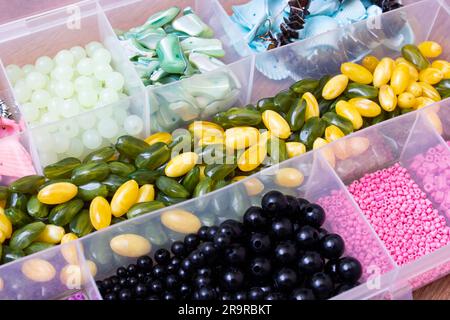 Bunte Perlen in Behältern, Nahaufnahme, Kunsthandwerk, Makrofoto Stockfoto