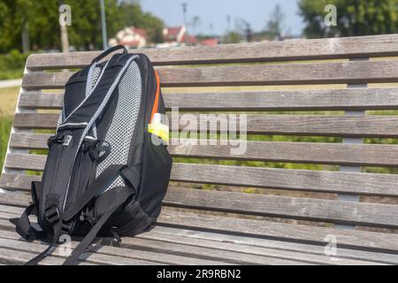 Rucksack auf der Bank, Konzept, verdächtiges Gepäck, verlorene Gegenstände Stockfoto