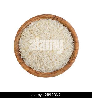 Roher Basmati-Reis in einer Holzschüssel, isoliert auf weißem Hintergrund. Draufsicht Stockfoto