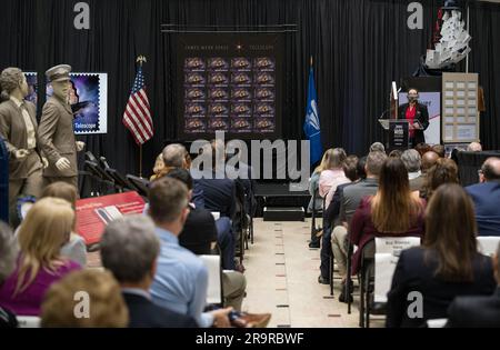 JWST-Stempelzeremonie. Erin Smith, stellvertretender Projektwissenschaftler des Observatoriums der NASA, Godddard Space Flight Center Webb, hält am ersten Ausgabetag für den neuen Stempel des United States Postal Service, der das James Webb Space Telescope (JWST) der NASA feiert, am Donnerstag, den 8. September 2022, im Smithsonian's National Postmuseum in Washington Stellung. Der Stempel, der eine Illustration des Observatoriums zeigt, ehrt Webbs Mission, das Unbekannte in unserem Universum zu erkunden – Rätsel in unserem Sonnensystem zu lösen, über ferne Welten um andere Sterne zu blicken und die Struktur zu untersuchen Stockfoto