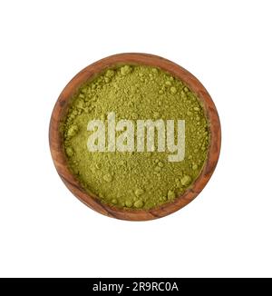 Grünes Matcha-Teepulver in Holzschüssel isoliert auf weißem Hintergrund, Draufsicht Stockfoto