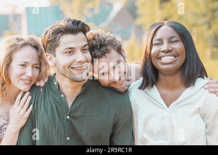 Strahlende Vielfalt: Jugendliche Freundschaft in einem freudigen Selfie. Hochwertige Fotos, freuen Sie sich auf den Geist der Jugend und Freundschaft, während eine Gruppe glücklicher Freunde, die verschiedene Kulturen und Rassen repräsentieren, in einem lebendigen und erbaulichen Moment zusammenkommen. Dieses fesselnde Foto zeigt ihre ansteckende Freude und Kameradschaft, während sie sich zu einem unterhaltsamen Anlass versammeln. Lächeln erleuchten ihre Gesichter, während sie ein fröhliches Selfie machen, das die Kraft der Freundschaft über kulturelle Grenzen hinweg symbolisiert. Erleben Sie die Feier von Einheit, Vielfalt und gemeinsamem Glück in diesem lebendigen Schnappschuss, der das verkörpert Stockfoto