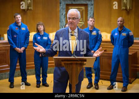 Artemis II. Crew Senat Meet and Greet. Sen. Jerry Moran, R-KS, spricht als CSA (Canadian Space Agency) Astronaut Jeremy Hansen, Left, die NASA-Astronauten Christina Hammock Koch, Reid Wiseman und Victor Glover, schauen Sie während eines Meetings und einer Begrüßung am Mittwoch, den 17. Mai 2023, im Dirksen Senate Office Building in Washington. Wiseman, Glover, Hammock Koch und Hansen, die mit dem NASA-Flugtest Artemis II um den Mond fliegen werden, besuchten Washington, um ihre bevorstehende Mission mit Kongressmitgliedern und anderen zu besprechen. Stockfoto