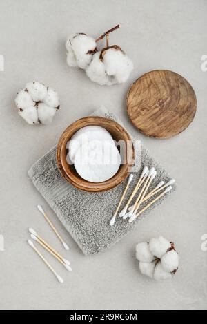 Wiederverwendbare Wattepads zur Entfernung von Make-up und Bambuswattestäbchen, Draufsicht. Nachhaltiges, umweltfreundliches Konzept für eine verbrauchsfreie persönliche Hygeinie. Stockfoto