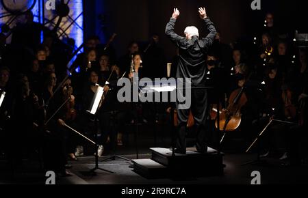 National Philharmonic führt kosmische Zyklen auf: Eine Weltraumsymphonie. Maestro Piotr Gajewski dirigiert die Nationalphilharmonie in der weltbesten Darbietung von Henry Dehlingers "Cosmic Cycles", Donnerstag, 11. Mai 2023, in Capital One Hall in Tysons, Virginia „Cosmic Cycles: A Space Symphony“ ist eine Zusammenarbeit zwischen dem Komponisten Henry Dehlinger, dem Goddard Space Flight Center der NASA, und der National Philharmonic, die in sieben Multimedia-Werken über Sonne, Erde, Mond, Planeten und Kosmos eine Fusion von Musik und Video bietet. Stockfoto