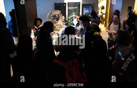 Die NASA feiert den Black History Month mit dem NMAAHC. Schüler lokaler Schulen fotografieren mit einer Person in einem Raumanzug, während sie WÄHREND einer Veranstaltung zum Black History Month im Smithsonian National Museum of African American History and Culture am Freitag, den 10. Februar 2023 in Washington STEM-Ausstellungen betrachten. Stockfoto