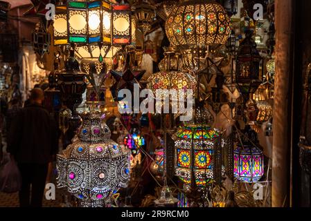 Eindrücke typischer marokkanischer Souks in der Medina von Marrakesch Stockfoto