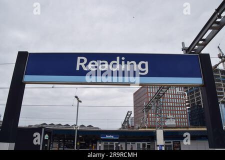 Reading, UK. 28. Juni 2023 Ein Plattformschild an der Reading Station. Stockfoto