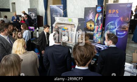 NASA's Science Day auf Capitol Hill. Die Teilnehmer sehen Ausstellungen während des Science Day on the Hill der NASA am Mittwoch, den 7. Juni 2023, im Rayburn House Office Building in Washington. Stockfoto