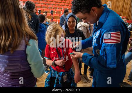 NASA-Crew-4-Fragen und Antworten mit Schülern in der Martin Luther King Jr Memorial Library. Die NASA-Astronautin Jessica Watkins gibt Autogramme für lokale Studenten nach einer Veranstaltung in der Martin Luther King Jr Memorial Library, Donnerstag, den 30. März 2023, in Washington. Lindgren, Hines und Watkins verbrachten 170 Tage im Weltraum im Rahmen der Expeditionen 67 und 68 an Bord der Internationalen Raumstation. Stockfoto