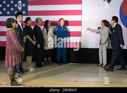 Vizepräsident Harris und Präsident Yoon bei der GSFC. Vizepräsident Kamala Harris und Präsident Yoon Suk Yeol der Republik Korea sprechen mit koreanisch-amerikanischen Wissenschaftlern auf einer Tour durch das Goddard Space Flight Center der NASA am Dienstag, den 25. April 2023 in Greenbelt, Md Stockfoto