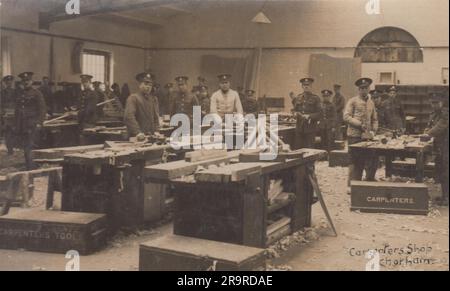 Zimmermannsladen Chatham: Foto aus der Zeit des Ersten Weltkriegs von Männern und Jungen in Armeeuniform um Holzbänke. Zimmermannswerkzeuge befinden sich auf den Werkbänken und in den Schächten auf dem Werkstattboden Stockfoto