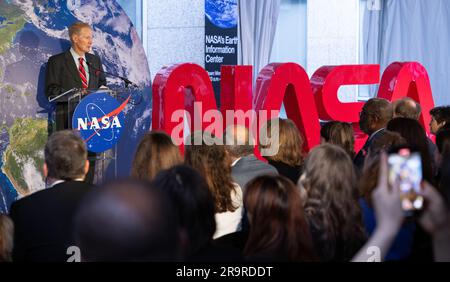 Das Erdinformationszentrum der NASA Ribbon Cutting. NASA-Administrator Bill Nelson hält vor der Zeremonie zur Eröffnung des Erdinformationszentrums der NASA am Mittwoch, den 21. Juni 2023, im Hauptquartier der NASA in Mary W. Jackson in Washington eine Stellungnahme ab. Das Earth Information Center ist eine neue, immersive Erfahrung, die Live-Datensätze mit modernster Datenvisualisierung und Storytelling kombiniert, um Besuchern zu zeigen, wie sich unser Planet verändert. Stockfoto