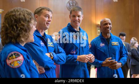 Artemis II. Crew Senat Meet and Greet. Die NASA-Astronauten Christina Hammock Koch, Left, Reid Wiseman, CSA (Canadian Space Agency), Astronaut Jeremy Hansen, und der NASA-Astronaut Victor Glover, Right, sprechen während eines Meetings und einer Begrüßung am Mittwoch, den 17. Mai 2023, im Dirksen Senate Office Building in Washington. Wiseman, Glover, Hammock Koch und Hansen, die mit dem NASA-Flugtest Artemis II um den Mond fliegen werden, besuchten Washington, um ihre bevorstehende Mission mit Kongressmitgliedern und anderen zu besprechen. Stockfoto