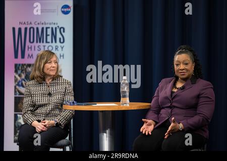 Wir Feiern Das Event „Women Who Tell Our Stories“. Stellvertretender stellvertretender Administrator der NASA für STEM, Kris Brown, Und Dr. Christyl Johnson, stellvertretender Direktor für Technologie- und Forschungsinvestitionen der NASA Goddard, nimmt an einer Podiumsdiskussion während einer Veranstaltung zum Women’s History Month, „Celebrating Women Who Tell Our Stories“, Mittwoch, den 22. März 2023, im Goddard Space Flight Center der NASA in Greenbelt, Maryland, Teil. Stockfoto