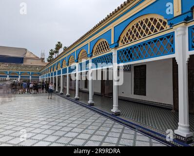 MARRAKESCH, MAROKKO - 19. APRIL 2023 - Alter orientalischer Bahia-Palast in der Medina von Marrakesch, Marokko Stockfoto