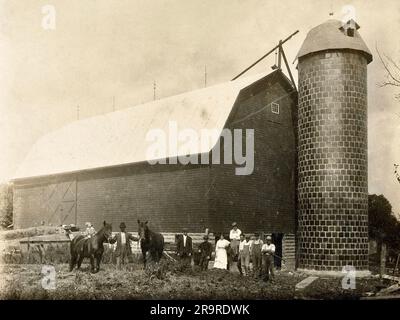 Farm Anfang der 1900er Jahre, Barn and Silo, American Farm um die Jahrhundertwende, Farm Life Stockfoto