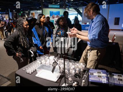 Die NASA feiert den Black History Month mit dem NMAAHC. Schüler lokaler Schulen sehen WÄHREND einer Veranstaltung zum Black History Month im Smithsonian National Museum of African American History and Culture am Freitag, den 10. Februar 2023, in Washington STEM-Ausstellungen. Stockfoto