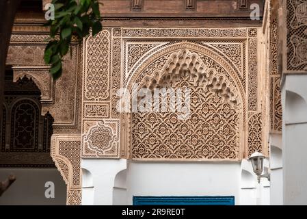 MARRAKESCH, MAROKKO - 19. APRIL 2023 - Alter orientalischer Bahia-Palast in der Medina von Marrakesch, Marokko Stockfoto