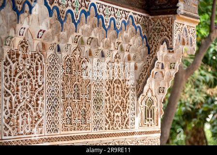 MARRAKESCH, MAROKKO - 19. APRIL 2023 - Alter orientalischer Bahia-Palast in der Medina von Marrakesch, Marokko Stockfoto