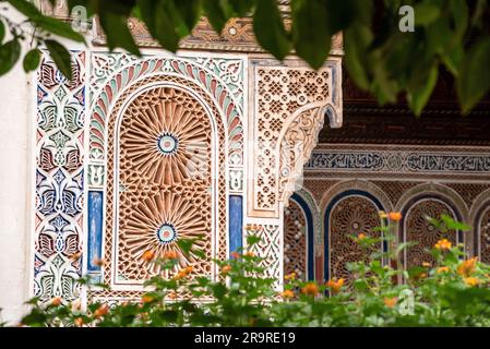 MARRAKESCH, MAROKKO - 19. APRIL 2023 - Alter orientalischer Bahia-Palast in der Medina von Marrakesch, Marokko Stockfoto