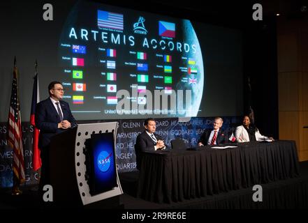 Unterzeichnung Des Artemis-Abkommens In Der Tschechischen Republik. Der Außenminister der Tschechischen Republik, Jan Lipavský, äußert sich vor der Unterzeichnung des Artemis-Abkommens als Miloslav Stašek, Botschafter der Tschechischen Republik bei den Vereinigten Staaten, zweiter von links, NASA-Administrator Bill Nelson, zweiter von rechts, Und stellvertretende Staatssekretärin für Ozeane und internationale Umwelt- und Wissenschaftsangelegenheiten, Jennifer R. Littlejohn, sehen Sie, Mittwoch, 3. Mai, 2023, im Hauptquartier der Mary W. Jackson NASA in Washington DC. Die Tschechische Republik ist das vierundzwanzigste Land, das unterzeichnet Stockfoto