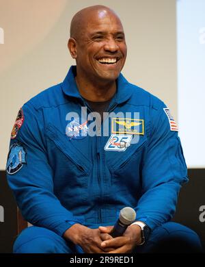 Die NASA feiert den Black History Month mit dem NMAAHC. Der NASA-Astronaut Victor Glover wird bei einer Podiumsdiskussion mit dem Titel „A Space for US All“ bei einer Veranstaltung zum Black History Month im Smithsonian National Museum of African American History and Culture am Freitag, den 10. Februar 2023, in Washington gesehen. Stockfoto