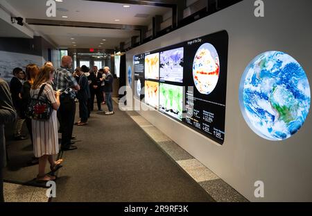 Das Erdinformationszentrum der NASA Ribbon Cutting. Die Hyperwall des Erdinformationszentrums der NASA wird am Mittwoch, den 21. Juni 2023, im Hauptquartier der Mary W. Jackson NASA in Washington gesehen. Das Earth Information Center ist eine neue, immersive Erfahrung, die Live-Datensätze mit modernster Datenvisualisierung und Storytelling kombiniert, um Besuchern zu zeigen, wie sich unser Planet verändert. Stockfoto