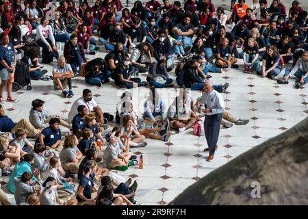 Ausstellungen zum NASA Earth Day. Charlie Bolden, ehemaliger NASA-Administrator, spricht am Donnerstag, den 20. April 2023, an der Union Station in Washington mit Studenten vor Ort. Stockfoto