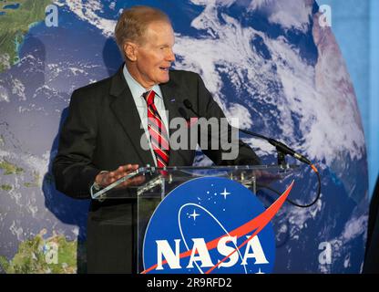 Das Erdinformationszentrum der NASA Ribbon Cutting. NASA-Administrator Bill Nelson hält vor der Zeremonie zur Eröffnung des Erdinformationszentrums der NASA am Mittwoch, den 21. Juni 2023, im Hauptquartier der NASA in Mary W. Jackson in Washington eine Stellungnahme ab. Das Earth Information Center ist eine neue, immersive Erfahrung, die Live-Datensätze mit modernster Datenvisualisierung und Storytelling kombiniert, um Besuchern zu zeigen, wie sich unser Planet verändert. Stockfoto