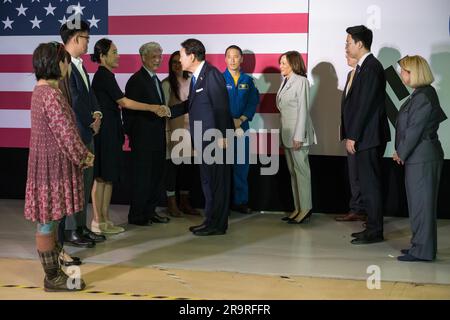 Vizepräsident Harris und Präsident Yoon bei der GSFC. Vizepräsident Kamala Harris und Präsident Yoon Suk Yeol der Republik Korea sprechen mit koreanisch-amerikanischen Wissenschaftlern auf einer Tour durch das Goddard Space Flight Center der NASA am Dienstag, den 25. April 2023 in Greenbelt, Md Stockfoto