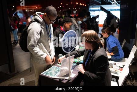 Die NASA feiert den Black History Month mit dem NMAAHC. Schüler lokaler Schulen sehen WÄHREND einer Veranstaltung zum Black History Month im Smithsonian National Museum of African American History and Culture am Freitag, den 10. Februar 2023, in Washington STEM-Ausstellungen. Stockfoto