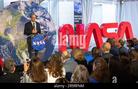 Das Erdinformationszentrum der NASA Ribbon Cutting. Dwane Roth von Big D Farms in Kansas, spricht vor der Zeremonie zur Eröffnung des Erdinformationszentrums der NASA am Mittwoch, den 21. Juni 2023, im Hauptquartier der Mary W. Jackson NASA in Washington. Das Earth Information Center ist eine neue, immersive Erfahrung, die Live-Datensätze mit modernster Datenvisualisierung und Storytelling kombiniert, um Besuchern zu zeigen, wie sich unser Planet verändert. Stockfoto