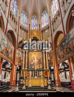 Brügge, Belgien - 16. Juni 2023: Hauptaltar im Inneren der Salvatorskathedrale (Erlöser), römisch-katholische Kathedrale von Brügge, Belgien. St. Salvator ist es Stockfoto