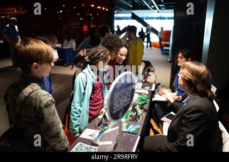 Die NASA feiert den Black History Month mit dem NMAAHC. Schüler lokaler Schulen sehen WÄHREND einer Veranstaltung zum Black History Month im Smithsonian National Museum of African American History and Culture am Freitag, den 10. Februar 2023, in Washington STEM-Ausstellungen. Stockfoto