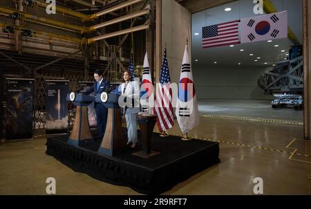 Vizepräsident Harris und Präsident Yoon bei der GSFC. Vizepräsident Kamala Harris, richtig, hält gemeinsam mit dem Präsidenten Yoon Suk Yeol der Republik Korea auf einer Tour durch das Goddard Space Flight Center der NASA mit dem Präsidenten Yoon Suk Yeol der Republik Korea am Dienstag, den 25. April 2023, in Greenbelt, Md Stockfoto