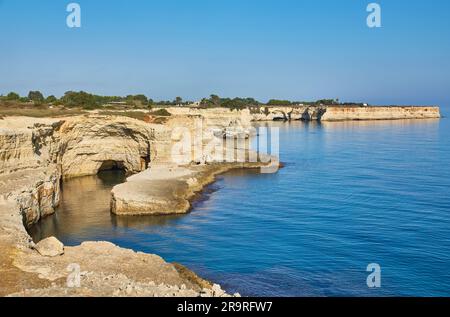 Wunderschöne Meereslandschaft in Apulien. Italien. Torre di Sant Andrea - berühmter Strand mit Felsformationen in der Nähe der Stadt Otranto Stockfoto