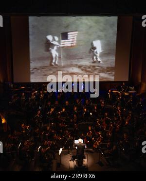 National Philharmonic führt kosmische Zyklen auf: Eine Weltraumsymphonie. Maestro Piotr Gajewski dirigiert die Nationalphilharmonie in der weltbesten Darbietung von Henry Dehlingers "Cosmic Cycles", Donnerstag, 11. Mai 2023, in Capital One Hall in Tysons, Virginia „Cosmic Cycles: A Space Symphony“ ist eine Zusammenarbeit zwischen dem Komponisten Henry Dehlinger, dem Goddard Space Flight Center der NASA, und der National Philharmonic, die in sieben Multimedia-Werken über Sonne, Erde, Mond, Planeten und Kosmos eine Fusion von Musik und Video bietet. Stockfoto