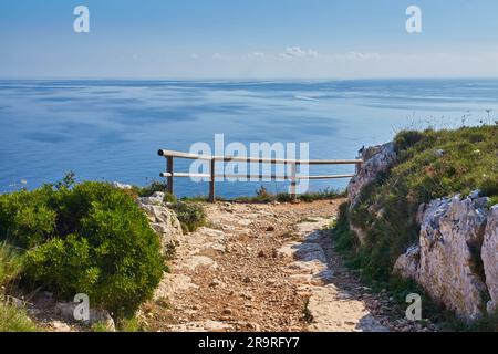 Landschaft in der Nähe von Torre Sant Emiliano, Otranto, Küste des Salento, Region Apulien, Italien Stockfoto