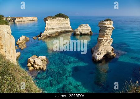 Wunderschöne Meereslandschaft in Apulien. Italien. Torre di Sant Andrea - berühmter Strand mit Felsformationen in der Nähe der Stadt Otranto Stockfoto