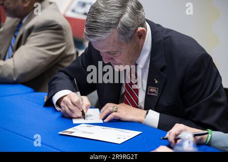 JWST-Stempelzeremonie. NASA Associate Administrator und ehemaliger Astronaut Bob Cabana signiert ein Poststück mit dem neuen Stempel des United States Postal Service, der das James Webb Space Telescope (JWST) der NASA auf der ersten Veranstaltung am 8. September 2022 im Smithsonian's National Postmuseum in Washington feiert. Der Stempel, der eine Illustration des Observatoriums zeigt, ehrt Webbs Mission, das Unbekannte in unserem Universum zu erkunden – Rätsel in unserem Sonnensystem zu lösen, über ferne Welten um andere Sterne hinauszublicken und die Strukturen und den Ursprung zu untersuchen Stockfoto