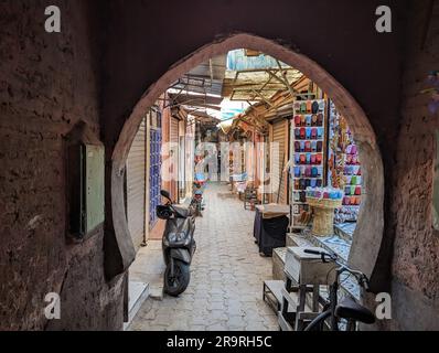 Eindrücke typischer marokkanischer Souks in der Medina von Marrakesch Stockfoto