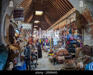 Eindrücke typischer marokkanischer Souks in der Medina von Marrakesch Stockfoto