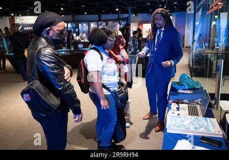 Die NASA feiert den Black History Month mit dem NMAAHC. Schüler lokaler Schulen sehen WÄHREND einer Veranstaltung zum Black History Month im Smithsonian National Museum of African American History and Culture am Freitag, den 10. Februar 2023, in Washington STEM-Ausstellungen. Stockfoto