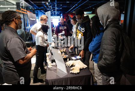 Die NASA feiert den Black History Month mit dem NMAAHC. Schüler lokaler Schulen sehen WÄHREND einer Veranstaltung zum Black History Month im Smithsonian National Museum of African American History and Culture am Freitag, den 10. Februar 2023, in Washington STEM-Ausstellungen. Stockfoto