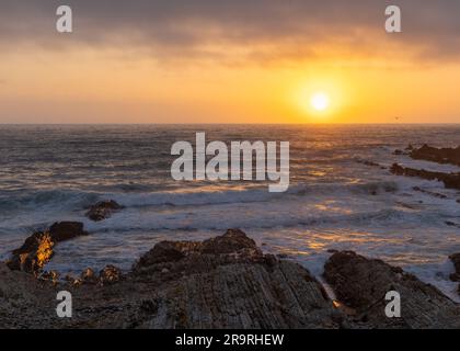 Wellen entlang der Küste bei Sonnenuntergang im Montana de Oro State Park Stockfoto