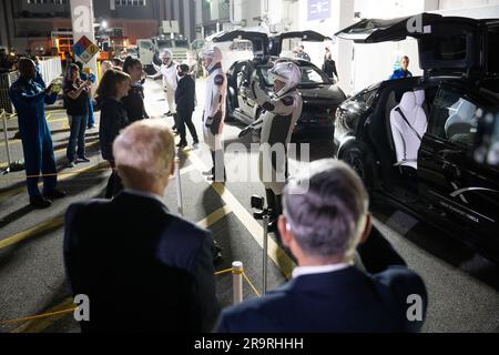 NASA's SpaceX Crew-6 Crew Walkout. NASA-Administrator Bill Nelson, Left, und Bob Cabana, NASA Associate Administrator, werden als NASA-Astronauten Stephen Bowen und Warren Woody Hoburg, VAE (Vereinigte Arabische Emirate), Astronaut Sultan Alneyadi, angesehen. Und Roscosmos Kosmonaut Andrey Fedyaev, trägt SpaceX-Raumanzüge, winkt, während sie sich auf die Abfahrt vom Neil A. Armstrong Operations and Checkout Building für den Launch Complex 39A vorbereiten, um an Bord des SpaceX Dragon-Raumschiffs für den Start der Crew-6-Mission zu gehen, Mittwoch, 1. März 2023, im Kennedy Space Center der NASA in Florida. Die Mission der NASA SpaceX Crew-6 ist der dritte Cre Stockfoto