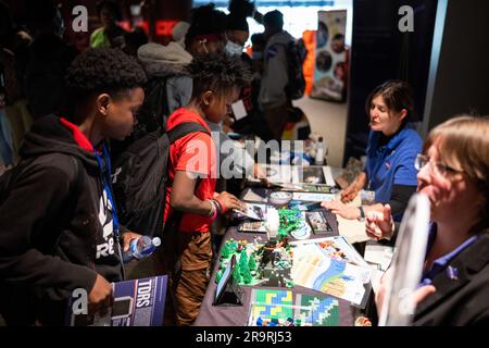 Die NASA feiert den Black History Month mit dem NMAAHC. Schüler lokaler Schulen sehen WÄHREND einer Veranstaltung zum Black History Month im Smithsonian National Museum of African American History and Culture am Freitag, den 10. Februar 2023, in Washington STEM-Ausstellungen. Stockfoto